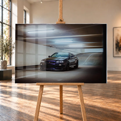 Der Nissan Skyline R34 nähert sich optisch aus einer breiten, geschwungenen Parkhausspur; das violette Auto steht im Zentrum des Lichtkegels. Motiv „Midnight Focus 2“ als Acrylglas-Wandbild, auf einer Holzstaffelei in einem hellen Galerieraum.