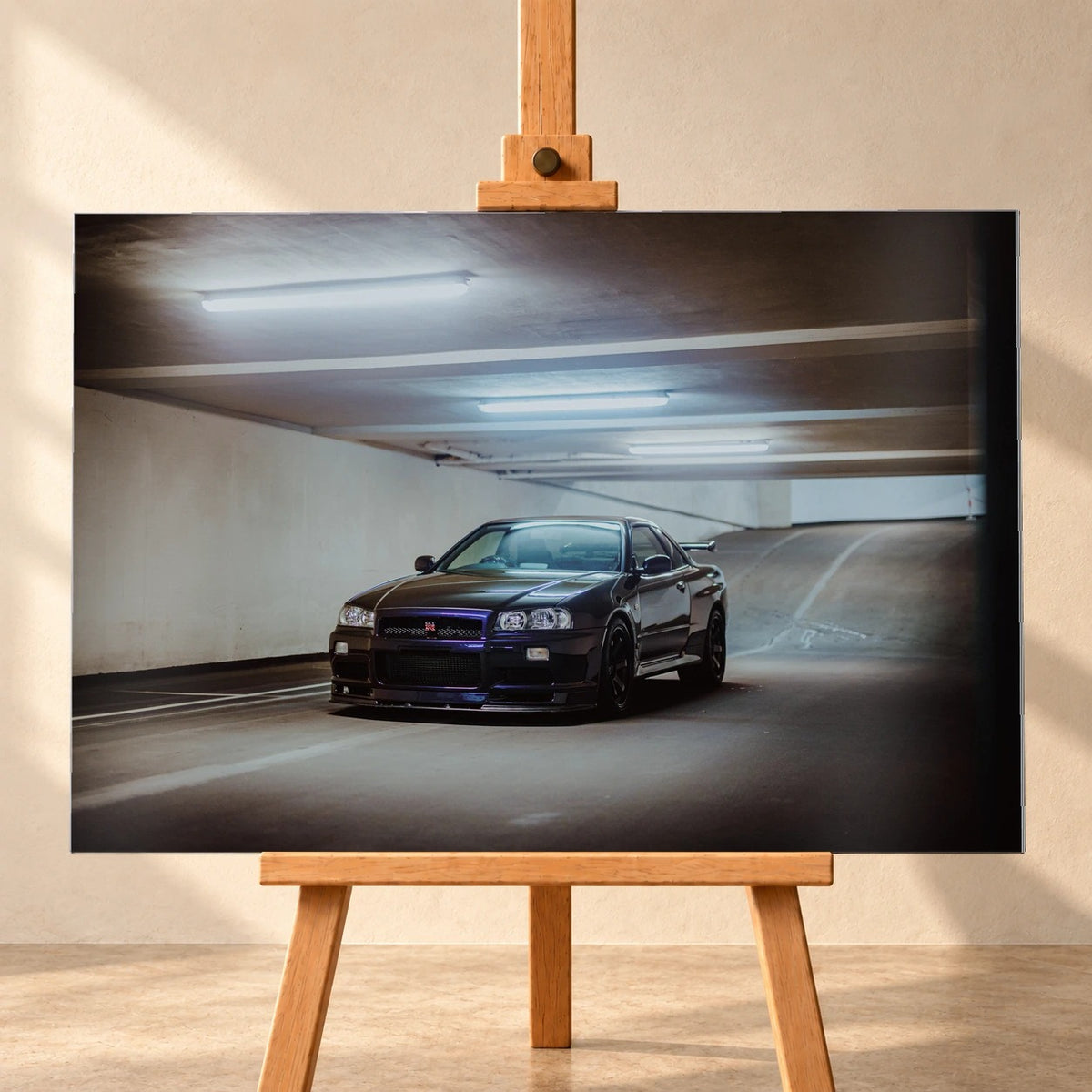 Der Nissan Skyline R34 nähert sich optisch aus einer breiten, geschwungenen Parkhausspur; das violette Auto steht im Zentrum des Lichtkegels. Motiv „Midnight Focus 2“ als Alu gebürstet-Wandbild, frontal auf einer Holzstaffelei.