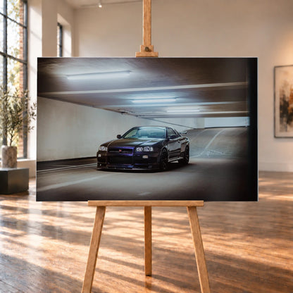 Der Nissan Skyline R34 nähert sich optisch aus einer breiten, geschwungenen Parkhausspur; das violette Auto steht im Zentrum des Lichtkegels. Motiv „Midnight Focus 2“ als Alu gebürstet-Wandbild, auf einer Holzstaffelei in einem hellen Galerieraum.
