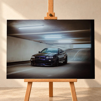 Der Nissan Skyline R34 nähert sich optisch aus einer breiten, geschwungenen Parkhausspur; das violette Auto steht im Zentrum des Lichtkegels. Motiv „Midnight Focus 2“ als Leinwand-Wandbild, frontal auf einer Holzstaffelei.