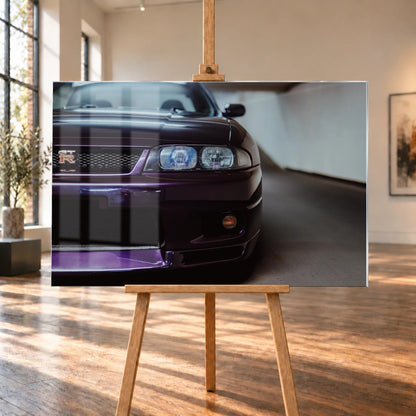 Die angeschnittene Front des Nissan Skyline R33 zeigt auf engem Raum Grill, Scheinwerfer und violetten Splitter als grafisches Detail. Motiv „Urban Horizon“ als Acrylglas-Wandbild, auf einer Holzstaffelei in einem hellen Galerieraum.
