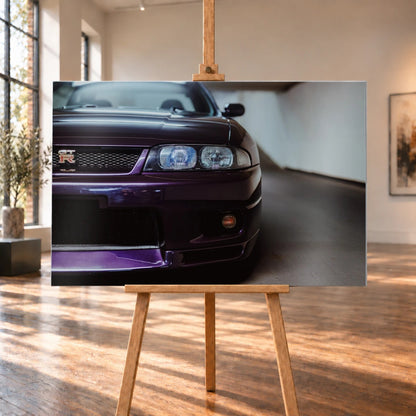 Die angeschnittene Front des Nissan Skyline R33 zeigt auf engem Raum Grill, Scheinwerfer und violetten Splitter als grafisches Detail. Motiv „Urban Horizon“ als Alu gebürstet-Wandbild, auf einer Holzstaffelei in einem hellen Galerieraum.