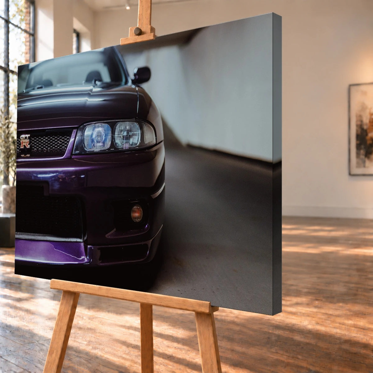 Die angeschnittene Front des Nissan Skyline R33 zeigt auf engem Raum Grill, Scheinwerfer und violetten Splitter als grafisches Detail. Motiv „Urban Horizon“ als Leinwand-Wandbild, schräg von der Seite auf einer Holzstaffelei.