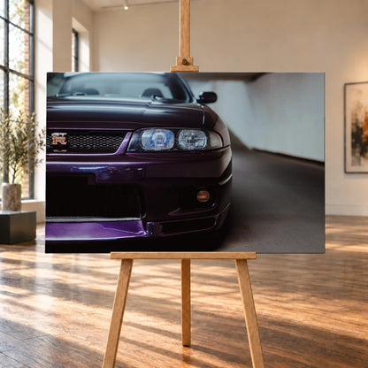 Die angeschnittene Front des Nissan Skyline R33 zeigt auf engem Raum Grill, Scheinwerfer und violetten Splitter als grafisches Detail. Motiv „Urban Horizon“ als Leinwand-Wandbild, auf einer Holzstaffelei in einem hellen Galerieraum.