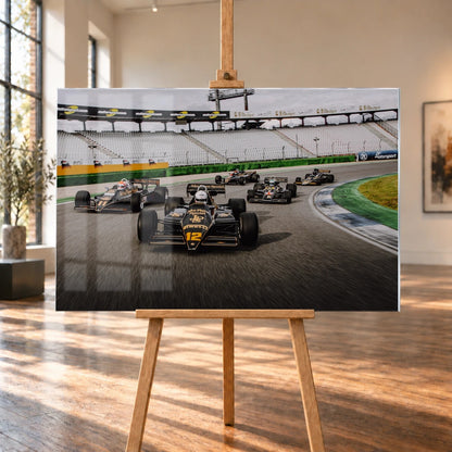 Fünf historische Lotus-Formelwagen fahren als Gruppe durch eine Rennstreckenkurve; schwarze Gold-Lackierungen und Startnummern sind deutlich erkennbar. Motiv „Trackside Story“ als Acrylglas-Wandbild, auf einer Holzstaffelei in einem hellen Galerieraum.