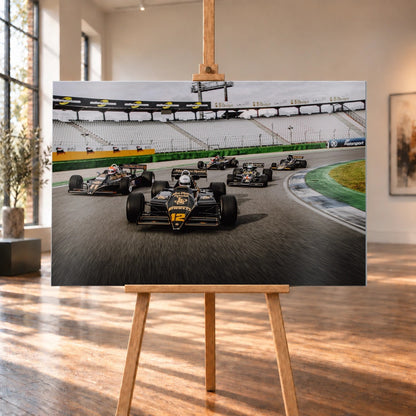 Fünf historische Lotus-Formelwagen fahren als Gruppe durch eine Rennstreckenkurve; schwarze Gold-Lackierungen und Startnummern sind deutlich erkennbar. Motiv „Trackside Story“ als Alu gebürstet-Wandbild, auf einer Holzstaffelei in einem hellen Galerieraum.