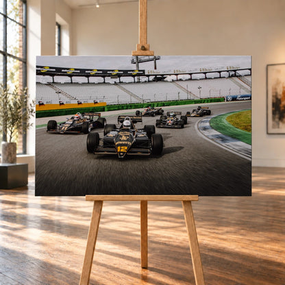 Fünf historische Lotus-Formelwagen fahren als Gruppe durch eine Rennstreckenkurve; schwarze Gold-Lackierungen und Startnummern sind deutlich erkennbar. Motiv „Trackside Story“ als Leinwand-Wandbild, auf einer Holzstaffelei in einem hellen Galerieraum.