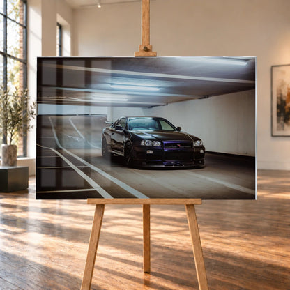 Der Nissan Skyline R34 steht tief und breit in der Kurve eines Parkhauses; Front, Seitenschweller und violette Akzente sind klar sichtbar. Motiv „Violet Story“ als Acrylglas-Wandbild, auf einer Holzstaffelei in einem hellen Galerieraum.