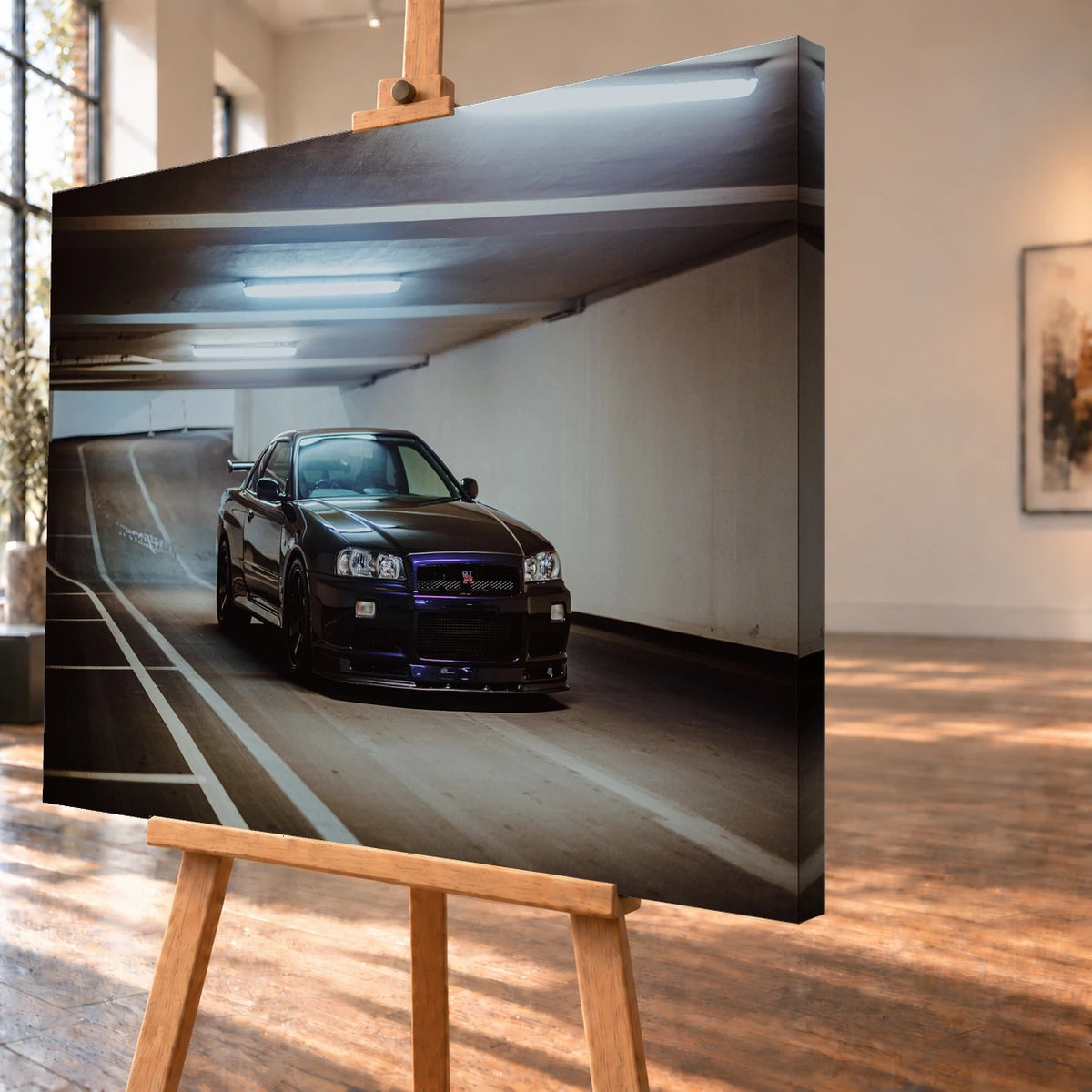 Der Nissan Skyline R34 steht tief und breit in der Kurve eines Parkhauses; Front, Seitenschweller und violette Akzente sind klar sichtbar. Motiv „Violet Story“ als Leinwand-Wandbild, schräg von der Seite auf einer Holzstaffelei.