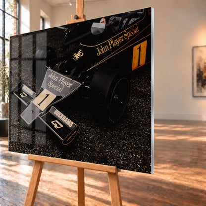 Die Nahaufnahme zeigt die spitze Front des Lotus 76 mit goldener John-Player-Special-Lackierung und großer Startnummer 1. Motiv „Apex Story“ als Acrylglas-Wandbild, schräg von der Seite auf einer Holzstaffelei.