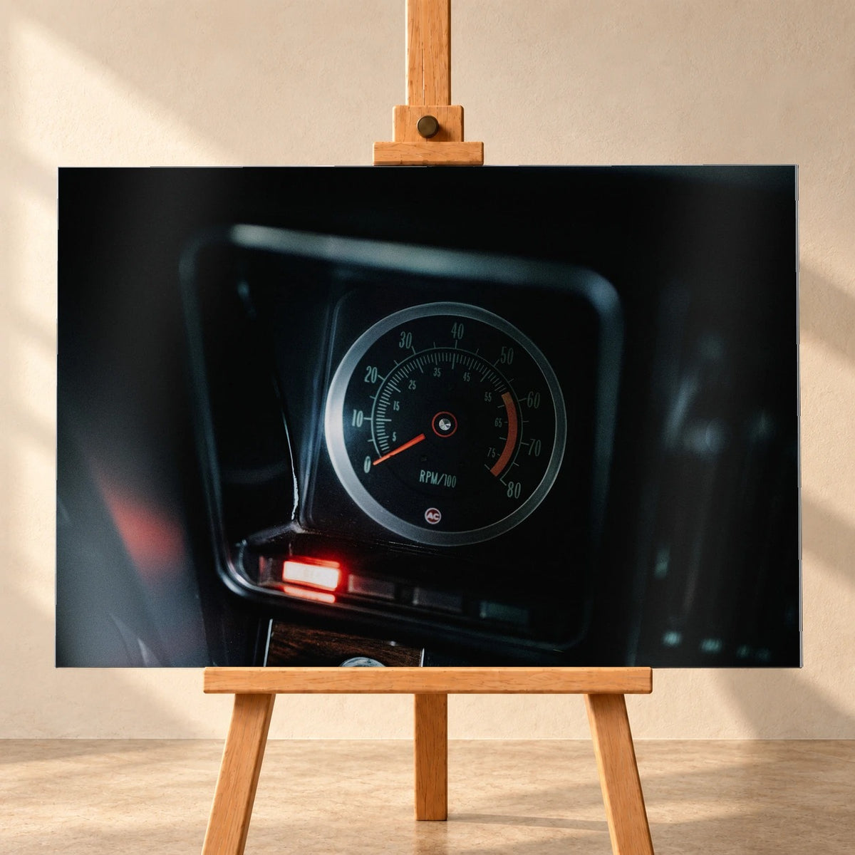 Ein einzelner Rundinstrument-Zähler leuchtet im dunklen Innenraum des Camaro Yenko; rote Kontrollleuchte und Skala sind klar sichtbar. Motiv „Silver Moment“ als Alu gebürstet-Wandbild, frontal auf einer Holzstaffelei.