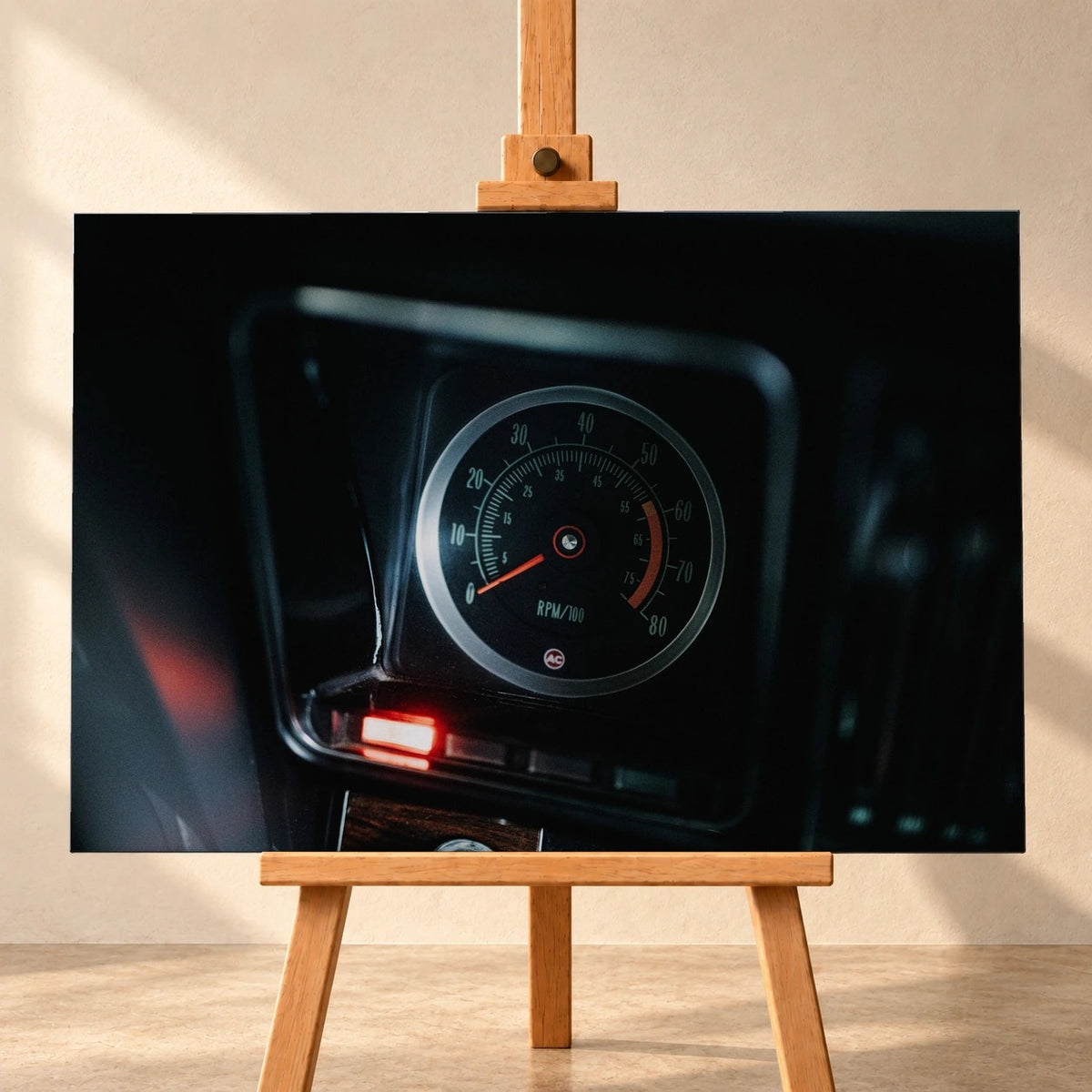 Ein einzelner Rundinstrument-Zähler leuchtet im dunklen Innenraum des Camaro Yenko; rote Kontrollleuchte und Skala sind klar sichtbar. Motiv „Silver Moment“ als Leinwand-Wandbild, frontal auf einer Holzstaffelei.