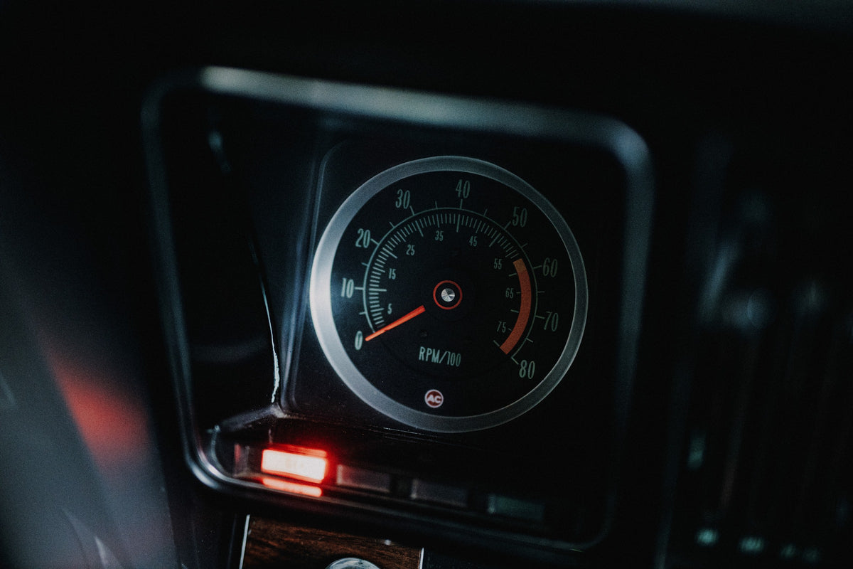 Ein einzelner Rundinstrument-Zähler leuchtet im dunklen Innenraum des Camaro Yenko; rote Kontrollleuchte und Skala sind klar sichtbar. Originalmotiv „Silver Moment“ im Querformat.