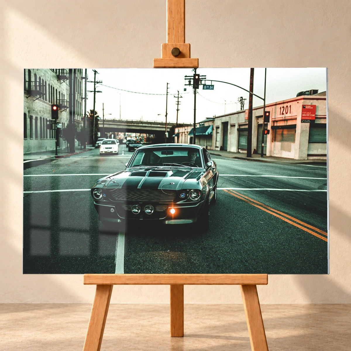 Eleanor fährt frontal über eine leere Stadtstraße; Laternen, Industriegebäude und kühles Morgenlicht rahmen die Doppelstreifen ein. Motiv „Screen Echo 2“ als Acrylglas-Wandbild, frontal auf einer Holzstaffelei.