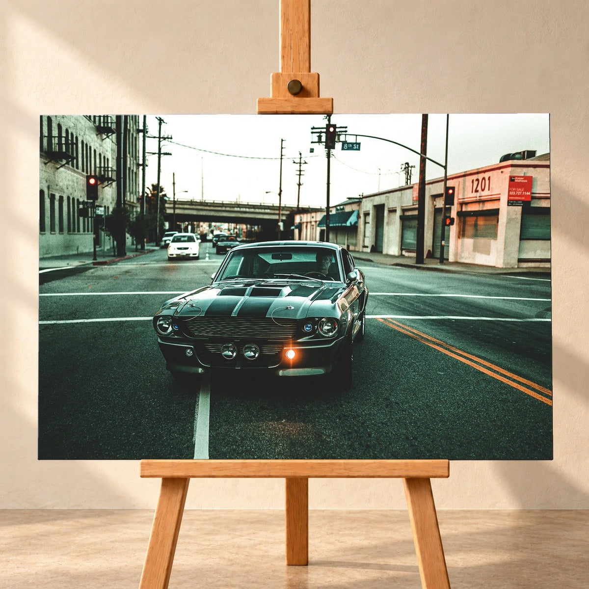 Eleanor fährt frontal über eine leere Stadtstraße; Laternen, Industriegebäude und kühles Morgenlicht rahmen die Doppelstreifen ein. Motiv „Screen Echo 2“ als Leinwand-Wandbild, frontal auf einer Holzstaffelei.