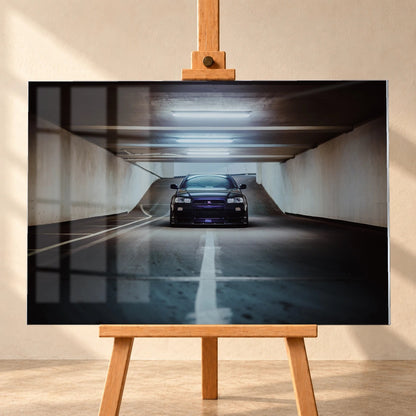 Der violette Nissan Skyline R34 steht frontal und klein am Ende einer langen, symmetrischen Parkhaustunnel-Achse; die helle Mittellinie führt direkt auf das Fahrzeug zu. Motiv „Purple Depth“ als Acrylglas-Wandbild, frontal auf einer Holzstaffelei.