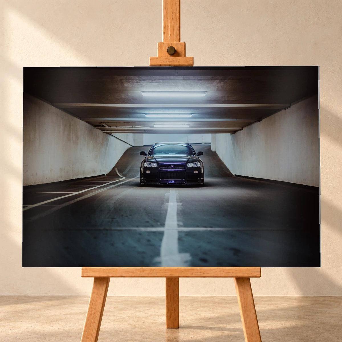 Der violette Nissan Skyline R34 steht frontal und klein am Ende einer langen, symmetrischen Parkhaustunnel-Achse; die helle Mittellinie führt direkt auf das Fahrzeug zu. Motiv „Purple Depth“ als Alu gebürstet-Wandbild, frontal auf einer Holzstaffelei.