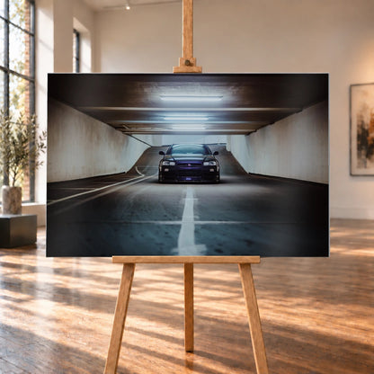 Der violette Nissan Skyline R34 steht frontal und klein am Ende einer langen, symmetrischen Parkhaustunnel-Achse; die helle Mittellinie führt direkt auf das Fahrzeug zu. Motiv „Purple Depth“ als Alu gebürstet-Wandbild, auf einer Holzstaffelei in einem hellen Galerieraum.