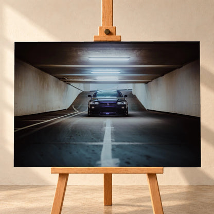Der violette Nissan Skyline R34 steht frontal und klein am Ende einer langen, symmetrischen Parkhaustunnel-Achse; die helle Mittellinie führt direkt auf das Fahrzeug zu. Motiv „Purple Depth“ als Leinwand-Wandbild, frontal auf einer Holzstaffelei.