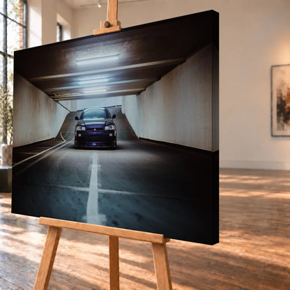Der violette Nissan Skyline R34 steht frontal und klein am Ende einer langen, symmetrischen Parkhaustunnel-Achse; die helle Mittellinie führt direkt auf das Fahrzeug zu. Motiv „Purple Depth“ als Leinwand-Wandbild, schräg von der Seite auf einer Holzstaffelei.
