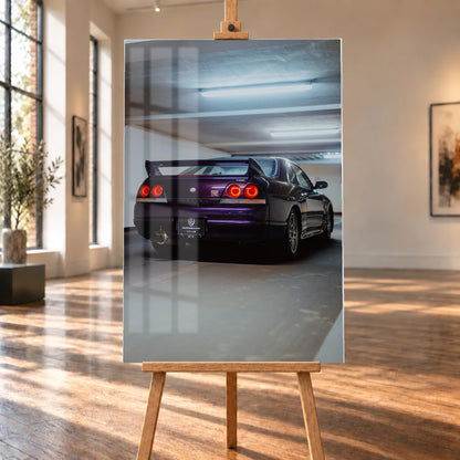 Der Nissan Skyline R33 ist hochkant von hinten fotografiert; die vier roten Rundlichter leuchten unter langen Neonröhren. Motiv „Neon Spirit“ als Acrylglas-Wandbild, auf einer Holzstaffelei in einem hellen Galerieraum.
