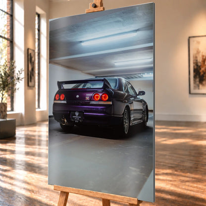 Der Nissan Skyline R33 ist hochkant von hinten fotografiert; die vier roten Rundlichter leuchten unter langen Neonröhren. Motiv „Neon Spirit“ als Alu gebürstet-Wandbild, schräg von der Seite auf einer Holzstaffelei.