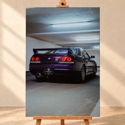 Der Nissan Skyline R33 ist hochkant von hinten fotografiert; die vier roten Rundlichter leuchten unter langen Neonröhren. Motiv „Neon Spirit“ als Leinwand-Wandbild, frontal auf einer Holzstaffelei.