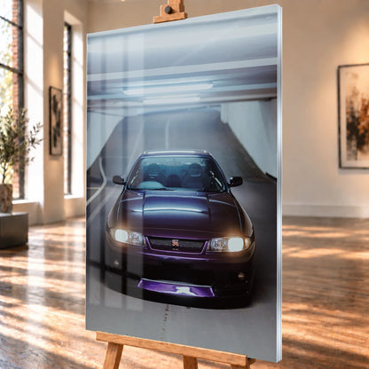 Die Front des Nissan Skyline R33 füllt das Hochformat; Scheinwerfer, Kühlergrill und der violette Frontsplitter liegen im kalten Deckenlicht. Motiv „Neon Pulse“ als Acrylglas-Wandbild, schräg von der Seite auf einer Holzstaffelei.