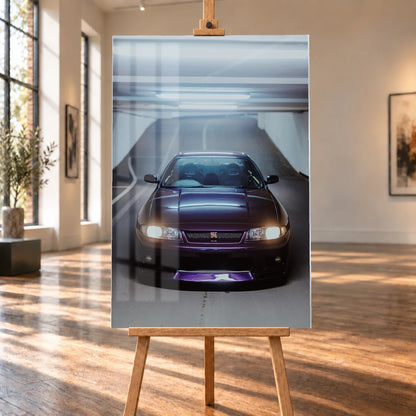 Die Front des Nissan Skyline R33 füllt das Hochformat; Scheinwerfer, Kühlergrill und der violette Frontsplitter liegen im kalten Deckenlicht. Motiv „Neon Pulse“ als Acrylglas-Wandbild, auf einer Holzstaffelei in einem hellen Galerieraum.