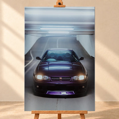 Die Front des Nissan Skyline R33 füllt das Hochformat; Scheinwerfer, Kühlergrill und der violette Frontsplitter liegen im kalten Deckenlicht. Motiv „Neon Pulse“ als Alu gebürstet-Wandbild, frontal auf einer Holzstaffelei.