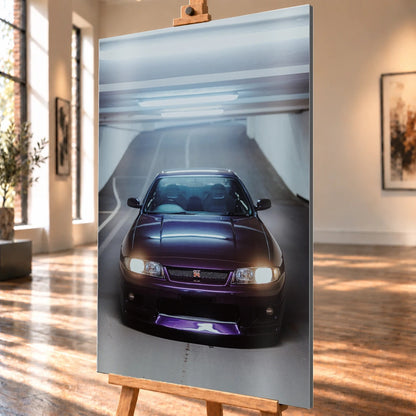 Die Front des Nissan Skyline R33 füllt das Hochformat; Scheinwerfer, Kühlergrill und der violette Frontsplitter liegen im kalten Deckenlicht. Motiv „Neon Pulse“ als Alu gebürstet-Wandbild, schräg von der Seite auf einer Holzstaffelei.