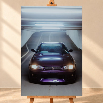 Die Front des Nissan Skyline R33 füllt das Hochformat; Scheinwerfer, Kühlergrill und der violette Frontsplitter liegen im kalten Deckenlicht. Motiv „Neon Pulse“ als Leinwand-Wandbild, frontal auf einer Holzstaffelei.