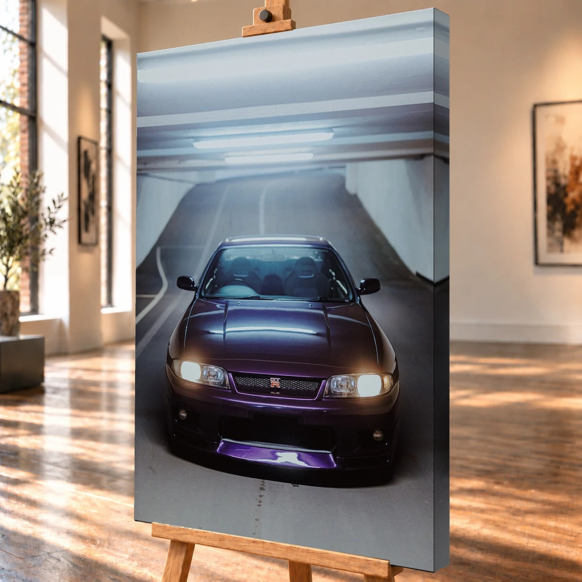 Die Front des Nissan Skyline R33 füllt das Hochformat; Scheinwerfer, Kühlergrill und der violette Frontsplitter liegen im kalten Deckenlicht. Motiv „Neon Pulse“ als Leinwand-Wandbild, schräg von der Seite auf einer Holzstaffelei.