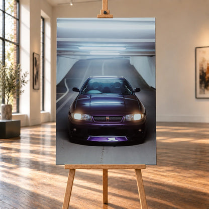 Die Front des Nissan Skyline R33 füllt das Hochformat; Scheinwerfer, Kühlergrill und der violette Frontsplitter liegen im kalten Deckenlicht. Motiv „Neon Pulse“ als Leinwand-Wandbild, auf einer Holzstaffelei in einem hellen Galerieraum.