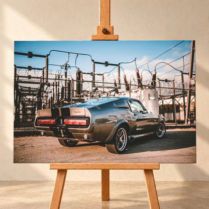 Eleanor steht schräg von hinten vor einem Umspannwerk; Masten, Leitungen und warme Sonne bilden einen technischen Hintergrund. Motiv „Road Moment“ als Leinwand-Wandbild, frontal auf einer Holzstaffelei.