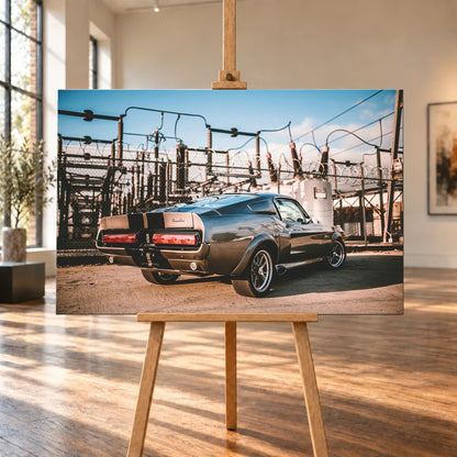 Eleanor steht schräg von hinten vor einem Umspannwerk; Masten, Leitungen und warme Sonne bilden einen technischen Hintergrund. Motiv „Road Moment“ als Leinwand-Wandbild, auf einer Holzstaffelei in einem hellen Galerieraum.