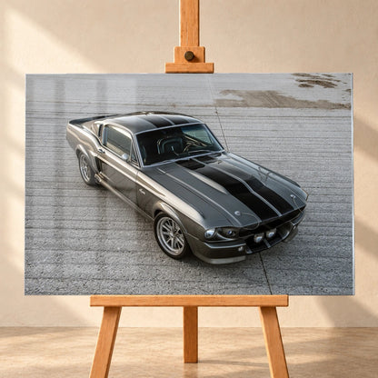 Eleanor ist aus erhöhter Perspektive schräg von vorn zu sehen; silberne Karosserie und schwarze Doppelstreifen füllen die freie Asphaltfläche. Motiv „Cinematic Pulse“ als Acrylglas-Wandbild, frontal auf einer Holzstaffelei.