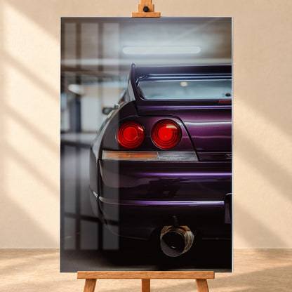 Die vertikale Detailaufnahme zeigt Heckleuchte, violetten Stoßfänger und großes Auspuffendrohr des Nissan Skyline R33. Motiv „Skyline Rhythm“ als Acrylglas-Wandbild, frontal auf einer Holzstaffelei.