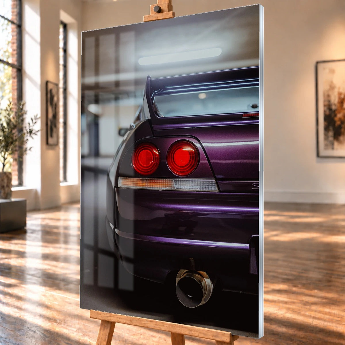 Die vertikale Detailaufnahme zeigt Heckleuchte, violetten Stoßfänger und großes Auspuffendrohr des Nissan Skyline R33. Motiv „Skyline Rhythm“ als Acrylglas-Wandbild, schräg von der Seite auf einer Holzstaffelei.