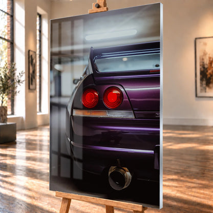 Die vertikale Detailaufnahme zeigt Heckleuchte, violetten Stoßfänger und großes Auspuffendrohr des Nissan Skyline R33. Motiv „Skyline Rhythm“ als Acrylglas-Wandbild, schräg von der Seite auf einer Holzstaffelei.