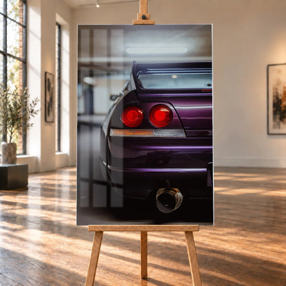 Die vertikale Detailaufnahme zeigt Heckleuchte, violetten Stoßfänger und großes Auspuffendrohr des Nissan Skyline R33. Motiv „Skyline Rhythm“ als Acrylglas-Wandbild, auf einer Holzstaffelei in einem hellen Galerieraum.