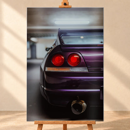 Die vertikale Detailaufnahme zeigt Heckleuchte, violetten Stoßfänger und großes Auspuffendrohr des Nissan Skyline R33. Motiv „Skyline Rhythm“ als Alu gebürstet-Wandbild, frontal auf einer Holzstaffelei.