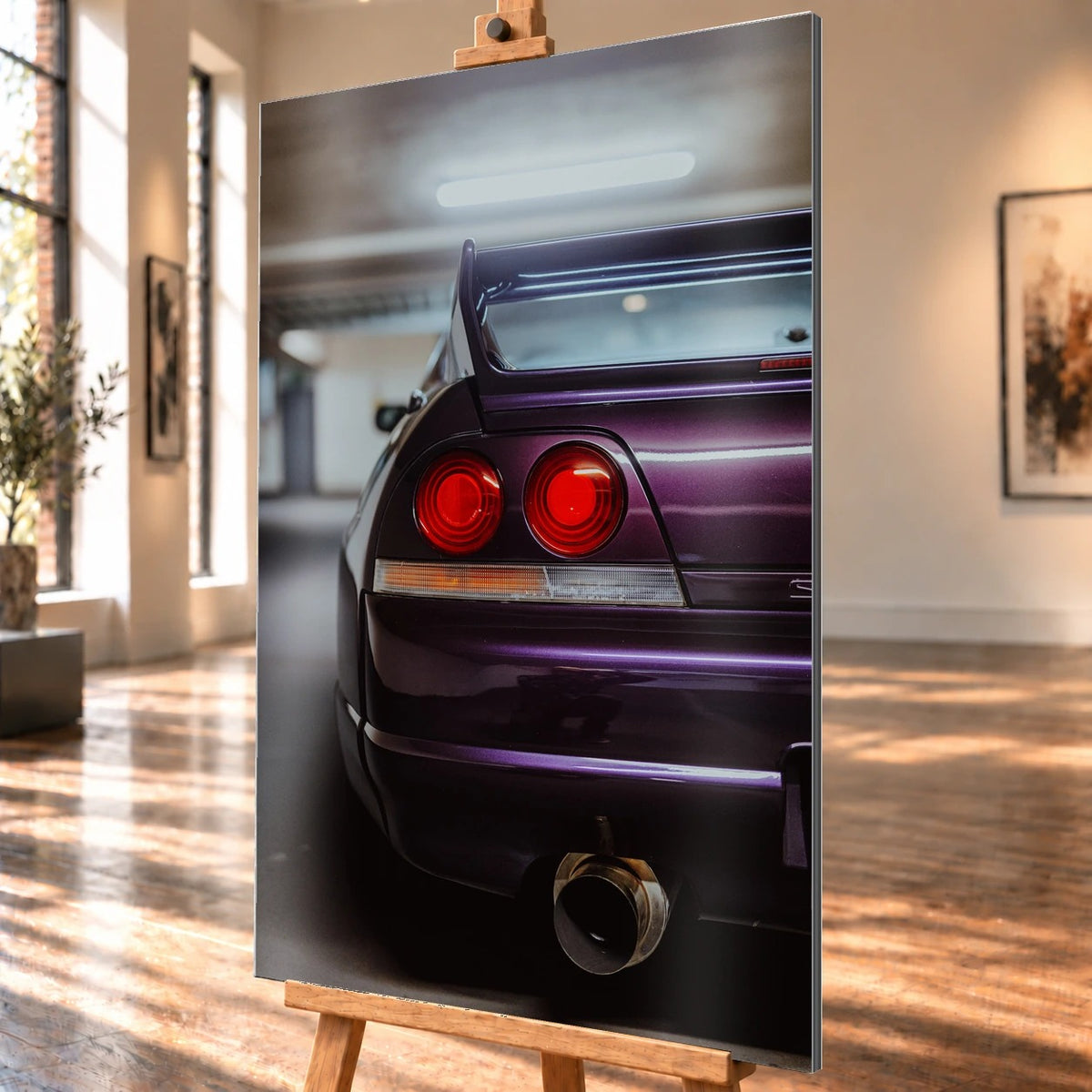 Die vertikale Detailaufnahme zeigt Heckleuchte, violetten Stoßfänger und großes Auspuffendrohr des Nissan Skyline R33. Motiv „Skyline Rhythm“ als Alu gebürstet-Wandbild, schräg von der Seite auf einer Holzstaffelei.