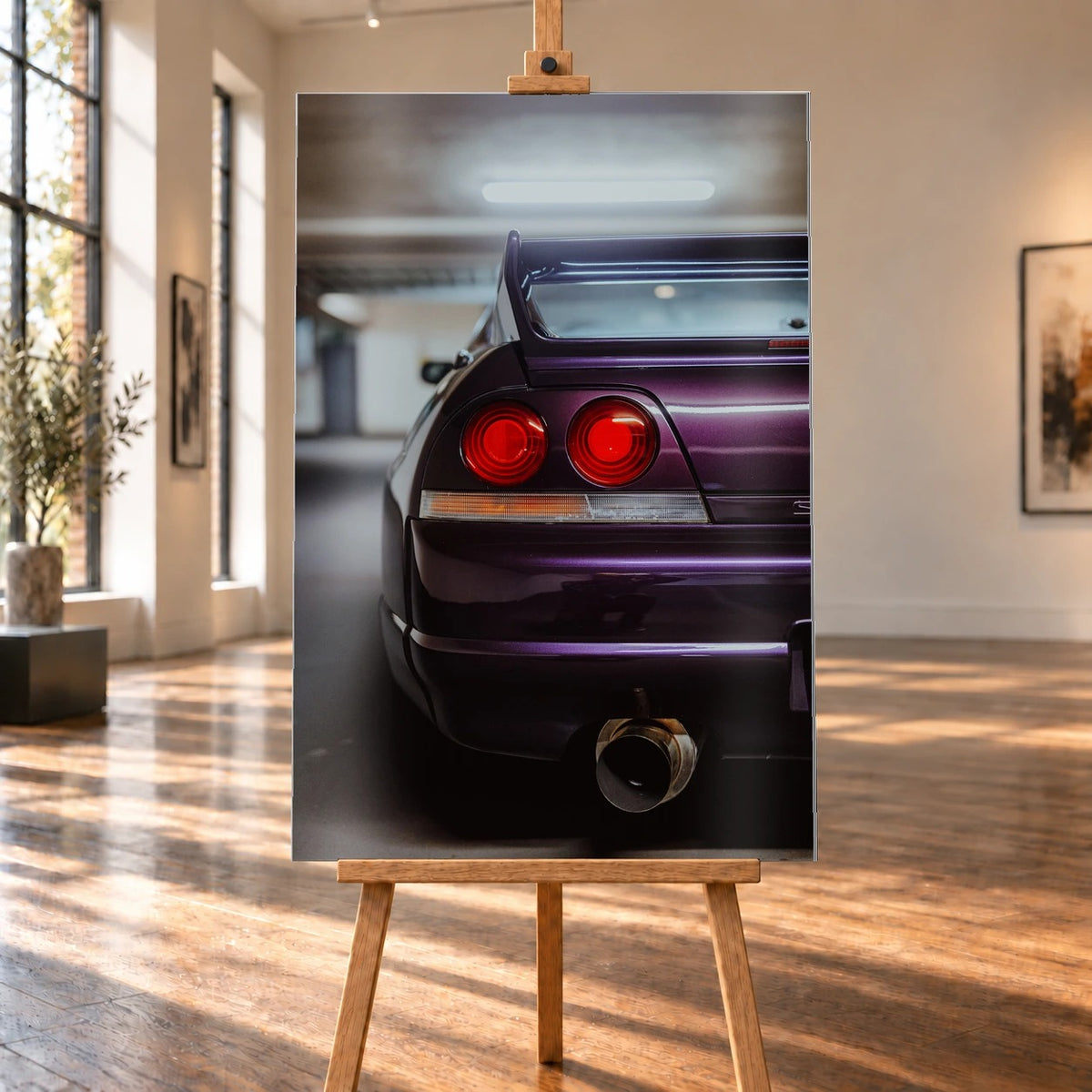 Die vertikale Detailaufnahme zeigt Heckleuchte, violetten Stoßfänger und großes Auspuffendrohr des Nissan Skyline R33. Motiv „Skyline Rhythm“ als Alu gebürstet-Wandbild, auf einer Holzstaffelei in einem hellen Galerieraum.