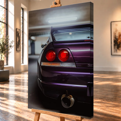Die vertikale Detailaufnahme zeigt Heckleuchte, violetten Stoßfänger und großes Auspuffendrohr des Nissan Skyline R33. Motiv „Skyline Rhythm“ als Leinwand-Wandbild, schräg von der Seite auf einer Holzstaffelei.