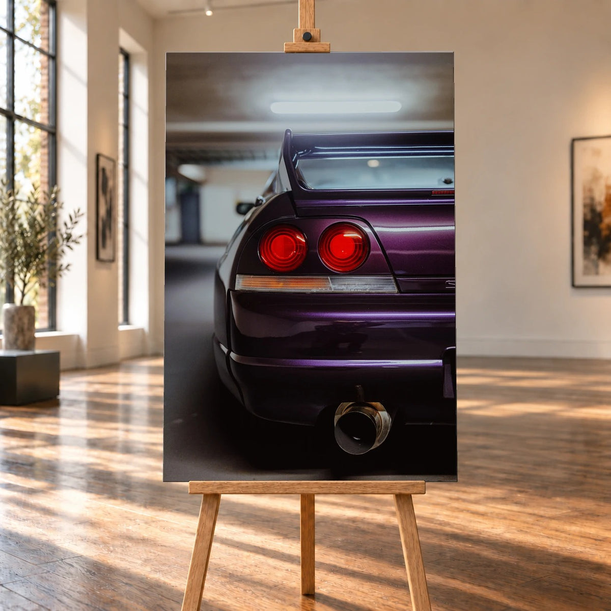 Die vertikale Detailaufnahme zeigt Heckleuchte, violetten Stoßfänger und großes Auspuffendrohr des Nissan Skyline R33. Motiv „Skyline Rhythm“ als Leinwand-Wandbild, auf einer Holzstaffelei in einem hellen Galerieraum.