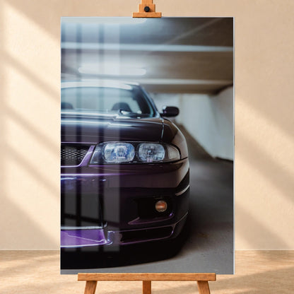 Die Front des Nissan Skyline R33 ist grafisch angeschnitten; ein Scheinwerfer, Grill und violette Frontpartie teilen das Bild. Motiv „Urban Rhythm“ als Acrylglas-Wandbild, frontal auf einer Holzstaffelei.