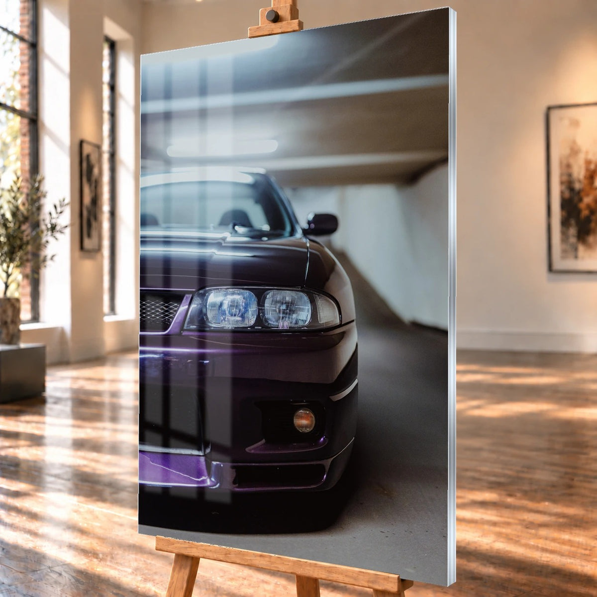 Die Front des Nissan Skyline R33 ist grafisch angeschnitten; ein Scheinwerfer, Grill und violette Frontpartie teilen das Bild. Motiv „Urban Rhythm“ als Acrylglas-Wandbild, schräg von der Seite auf einer Holzstaffelei.