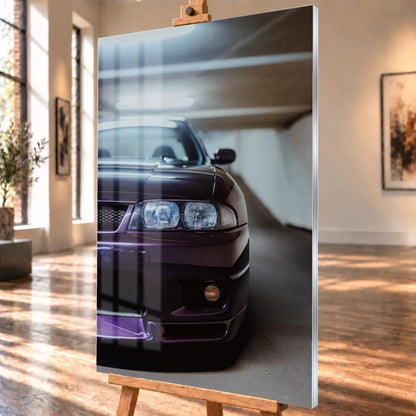 Die Front des Nissan Skyline R33 ist grafisch angeschnitten; ein Scheinwerfer, Grill und violette Frontpartie teilen das Bild. Motiv „Urban Rhythm“ als Acrylglas-Wandbild, schräg von der Seite auf einer Holzstaffelei.