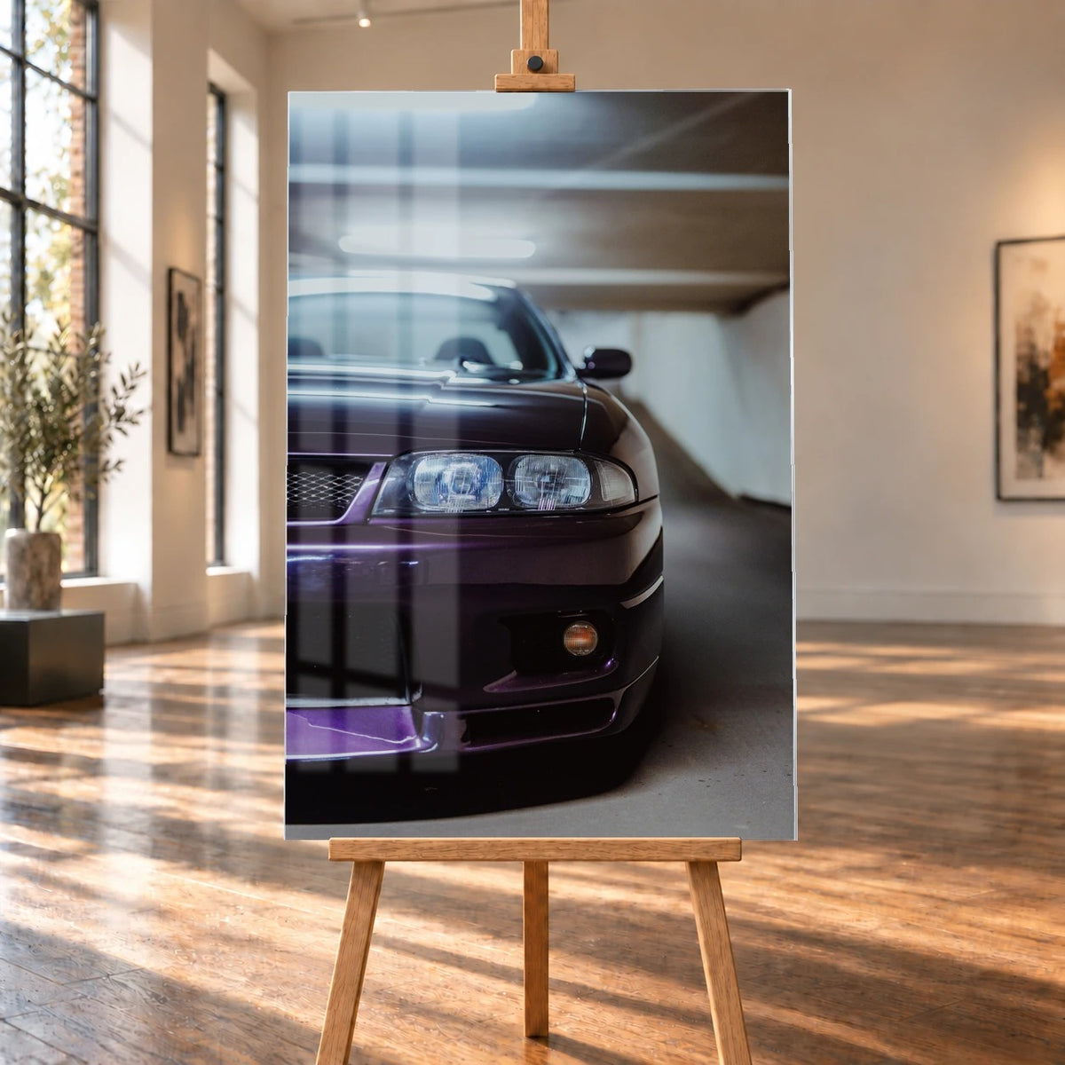 Die Front des Nissan Skyline R33 ist grafisch angeschnitten; ein Scheinwerfer, Grill und violette Frontpartie teilen das Bild. Motiv „Urban Rhythm“ als Acrylglas-Wandbild, auf einer Holzstaffelei in einem hellen Galerieraum.